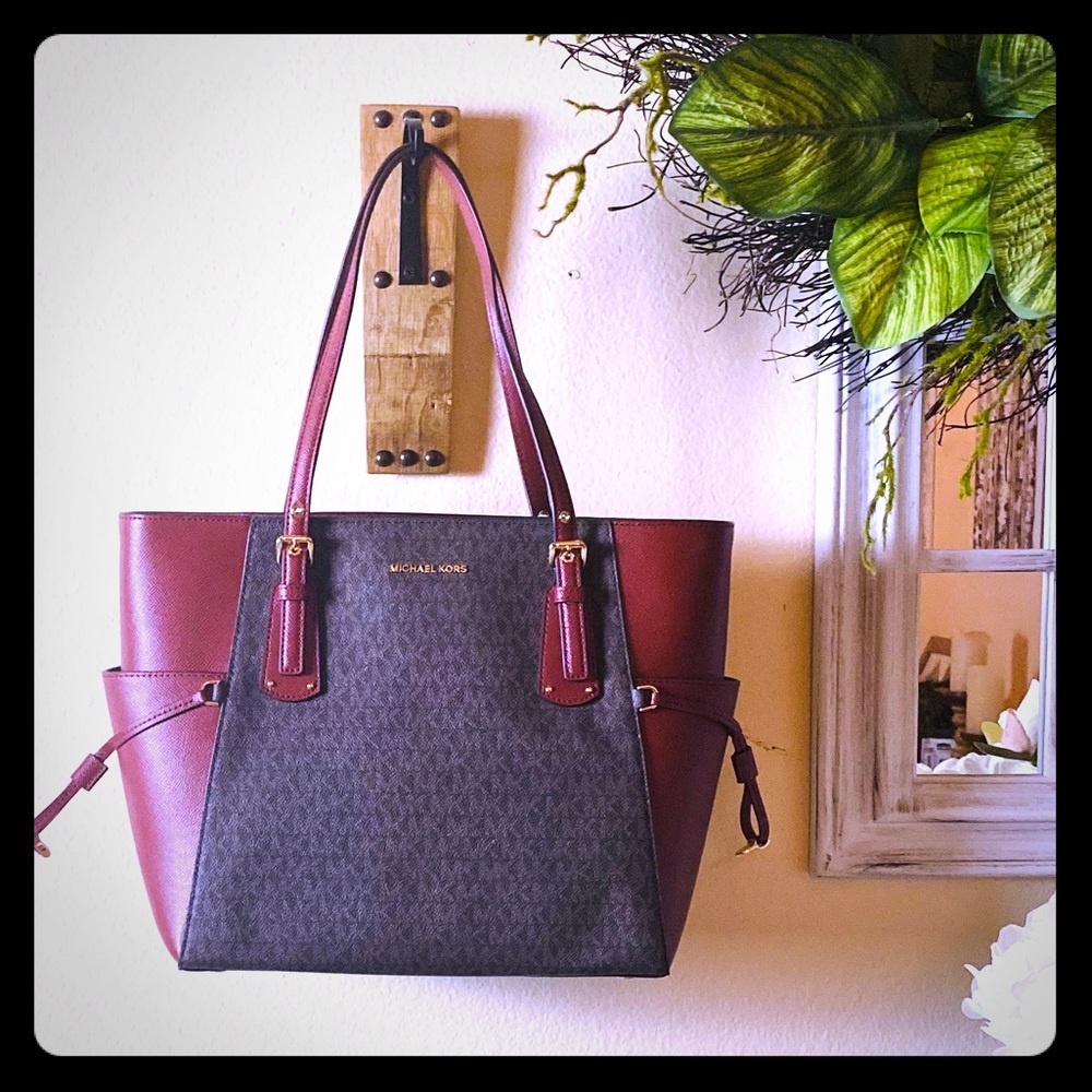 Michael Kors Voyager Tote Bag  and matching Wallet